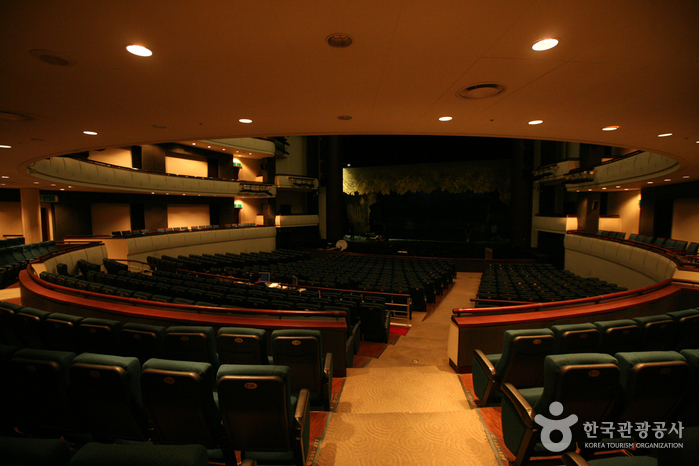 Reading Daegu Opera House Through Its Glass Façade and Horseshoe-Shaped Seating