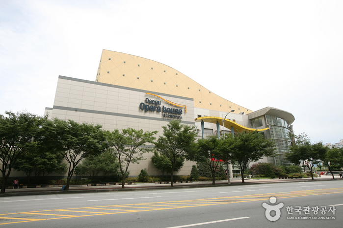 대구오페라하우스에서 열리는 공연 장면을 담은 사진입니다.
