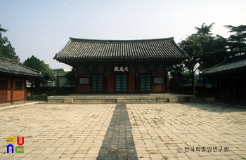 대구향교 대성전 정면의 기와 지붕과 정면 칸 구성을 보여주는 사진입니다.