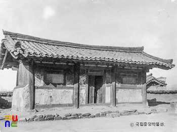 대구향교 서재의 정측면과 전통 목조건물의 배치를 보여주는 사진입니다.