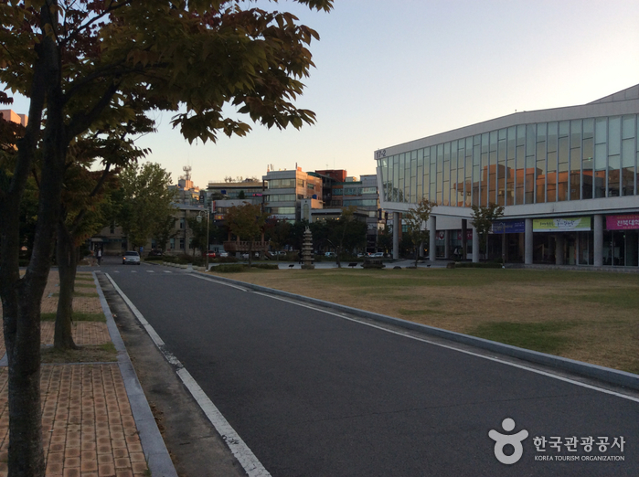 Jeonbuk National University Museum: Jeonbuk’s Artifacts and the History of the University