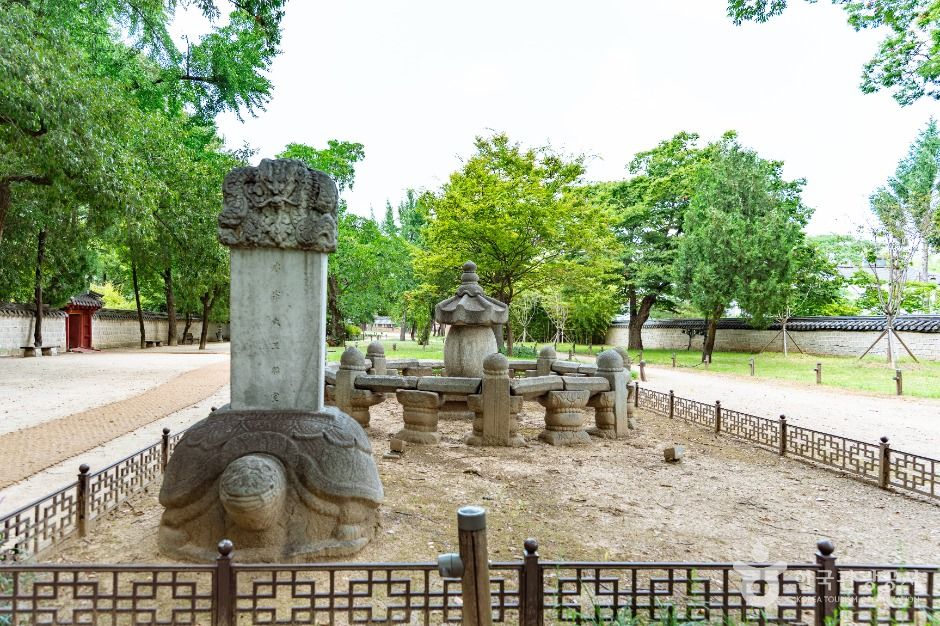 전주 경기전 관람 구역에서 예종대왕태실 및 비로 이어지는 공간입니다.