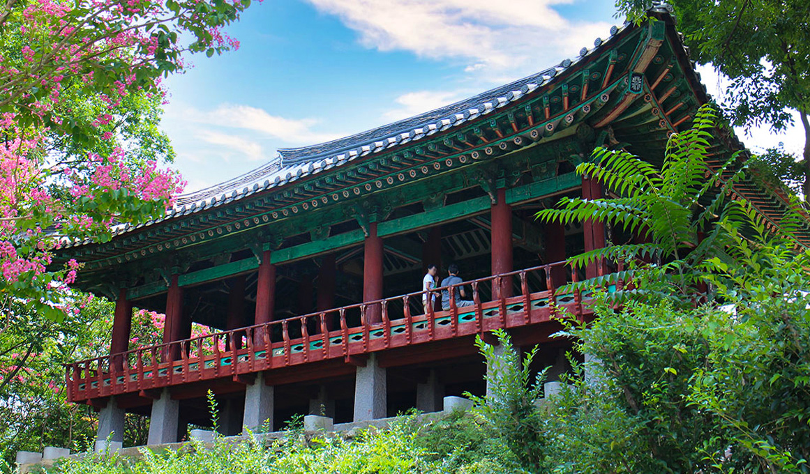 Omokdae and Imokdae, where traces of King Taejo meet the nightscape of the Hanok Village