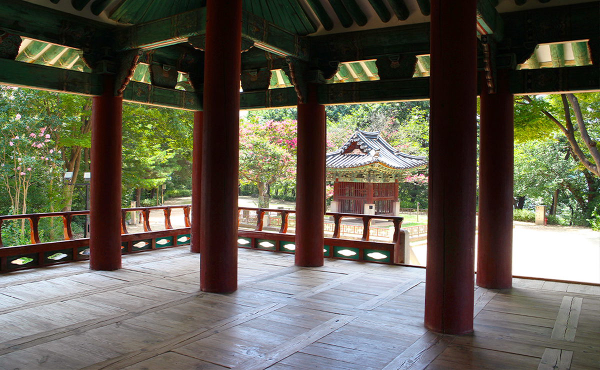 오목대의 정자와 주변 산책 공간을 보여 주는 사진입니다.