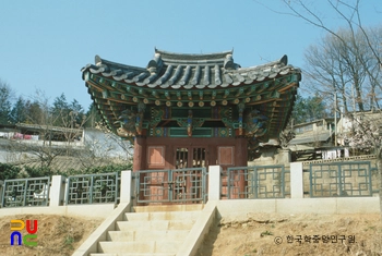 승암산 발치에 자리한 이목대 일대의 모습을 보여 주는 사진입니다.