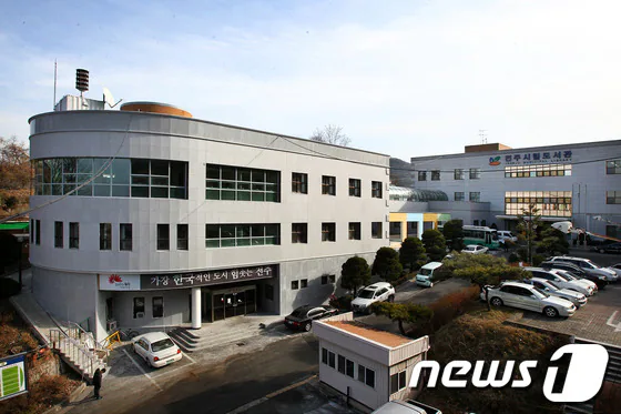 완산도서관의 과거 시설 모습을 보여주는 사진입니다.