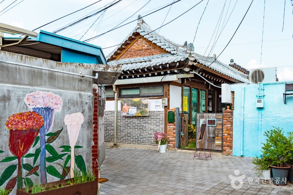 Photography and Jeonju’s Art Village at the Seohak-dong Photography Museum, at the End of a Hanok Alley