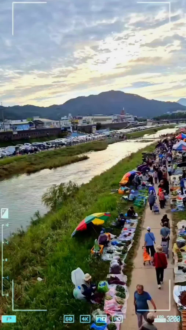 전주 도깨비시장 좌판에 농산물과 수산물이 진열된 모습입니다.