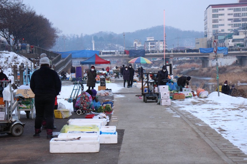 이른 아침 전주천변에 마련된 도깨비시장 좌판의 모습입니다.