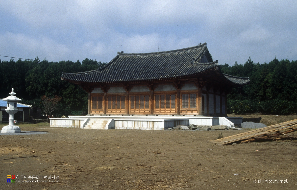발굴 유적과 현재 사찰이 함께 있는 제주 법화사지입니다.