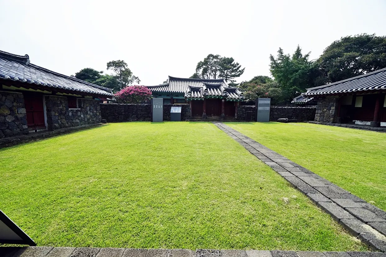 정의향교의 전통 목조 건물과 마당을 보여 주는 모습입니다.