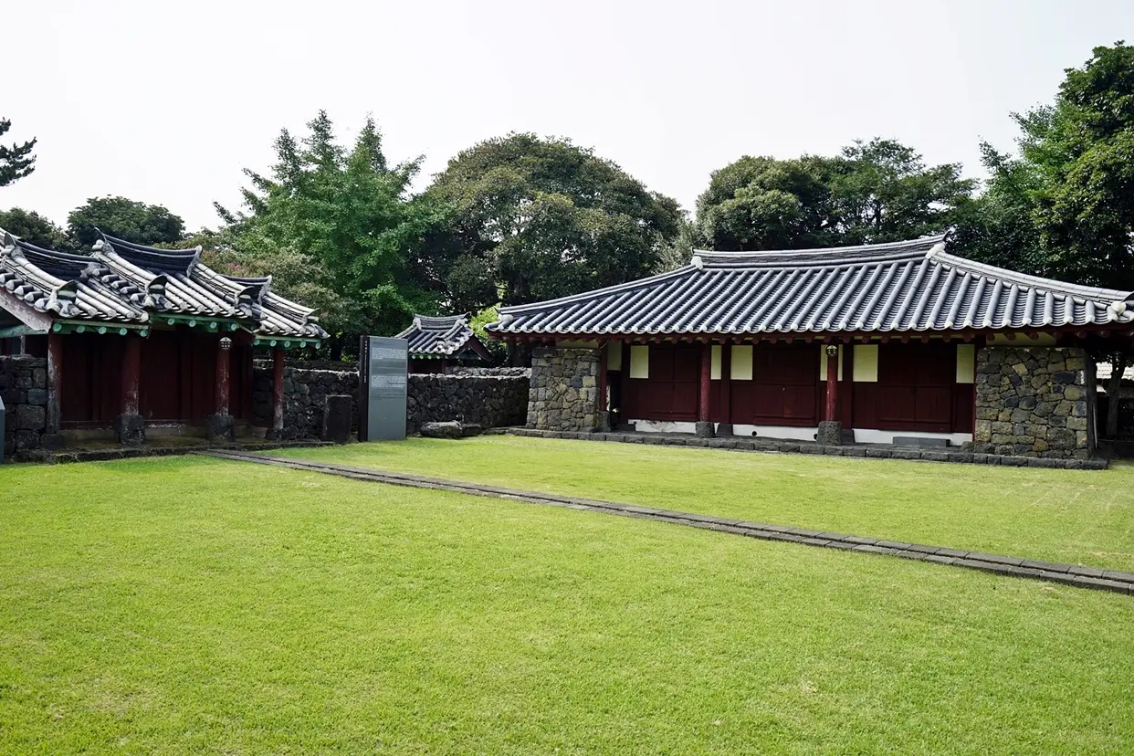 정의향교 대성전 주변의 기단과 목조 구조를 담은 사진입니다.