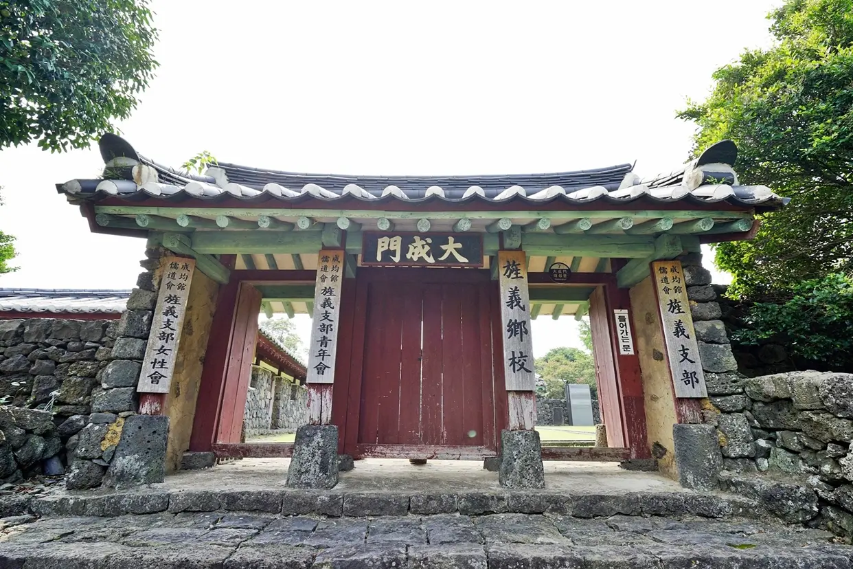 정의향교의 마당과 출입 동선을 살펴볼 수 있는 장면입니다.