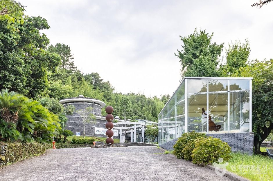 Gidang Art Museum, a Grain-Stack-Shaped Museum on Namseongjung-ro in Seogwipo