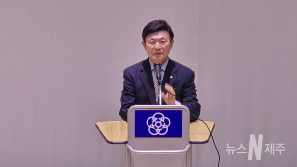 서귀포문화원 이전 기념식의 무대와 객석을 담은 사진입니다.