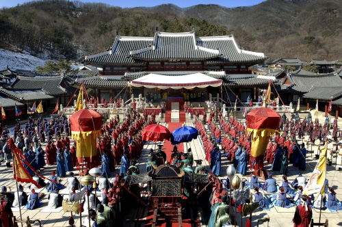 용인대장금파크 안쪽에 조성된 전통 건축 세트입니다.