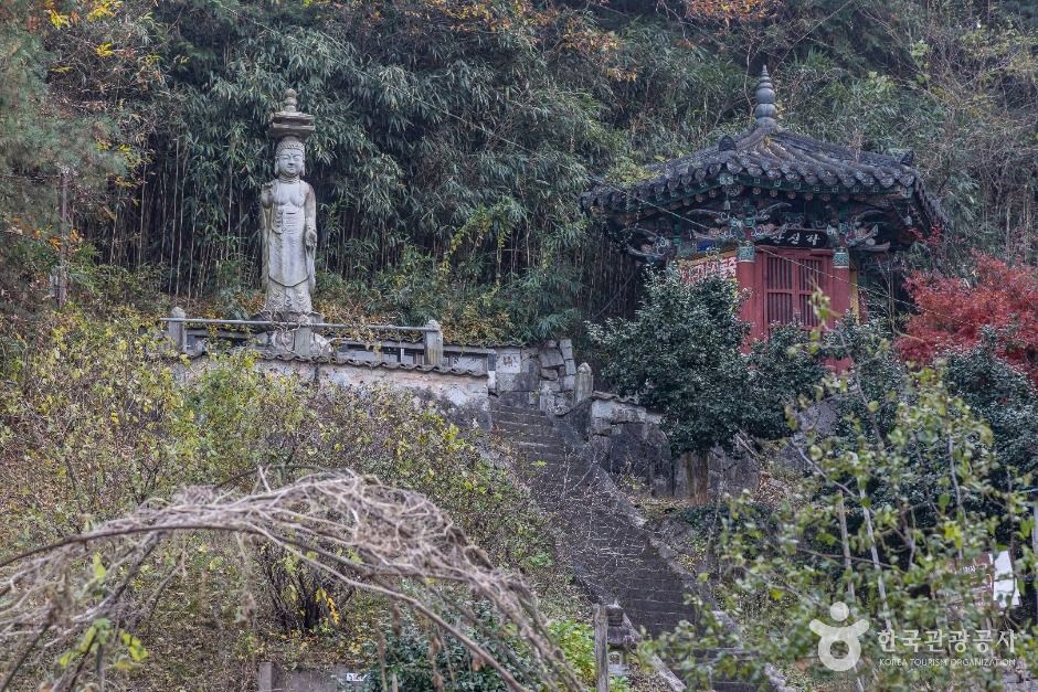 8 minutes from Jeonju Station: Yaksuam Hermitage, a spring and Maitreya Buddha
