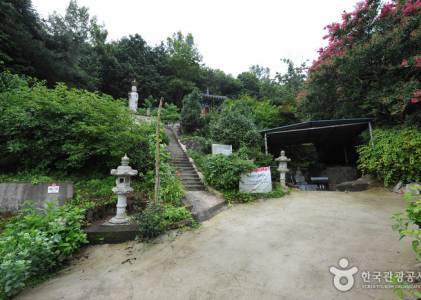 약수암 경내의 건물과 주변 풍경을 담은 사진입니다.