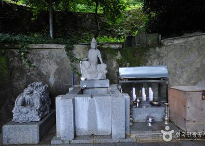 약수암의 종각과 경내 공간을 보여주는 사진입니다.