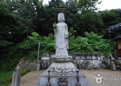 약수암 주변의 사찰 분위기와 접근 동선을 보여주는 사진입니다.