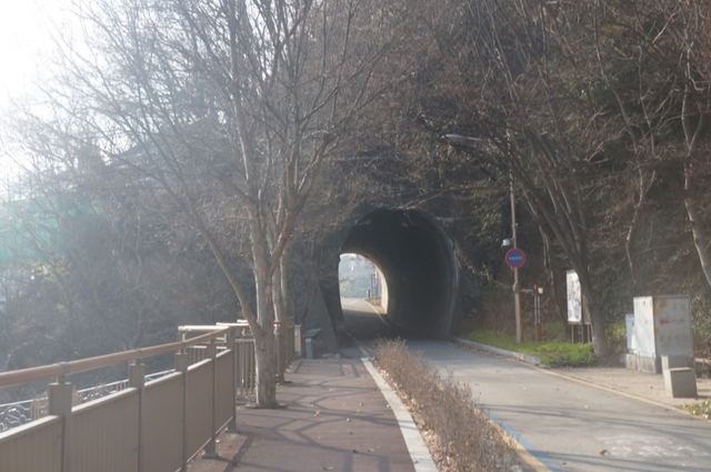 바람쐬는길에서 승암사 방향으로 이어지는 주변 산책 풍경입니다.