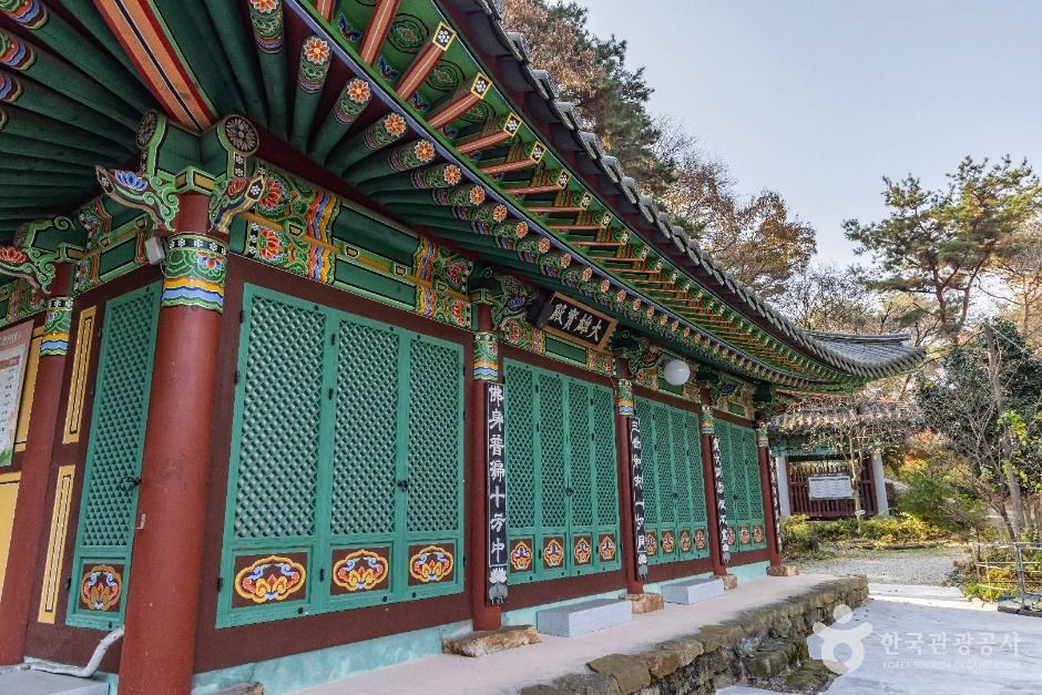 Meet the 1604 Wooden Amitabha Buddha at Buljeongsa Temple on Jeonju’s Godeoksan Mountain