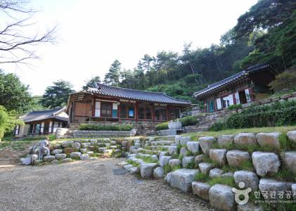학소암 경내 전각을 보여 주는 현장 사진입니다.