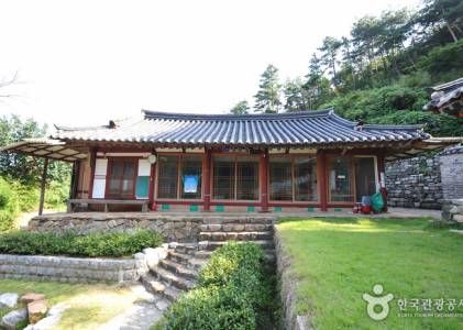학소암의 작은 전각과 산자락 배치를 보여 주는 사진입니다.