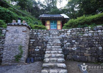 학소암의 전각 앞 공간과 방문 동선을 보여 주는 사진입니다.