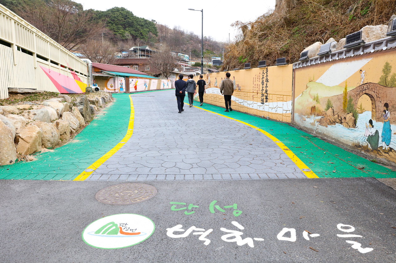 단성벽화마을 골목을 걷는 관광객들의 모습입니다.