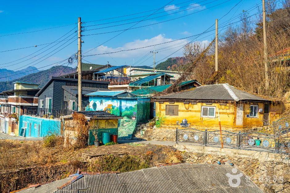 단성벽화마을의 색채 벽화와 골목 풍경입니다.