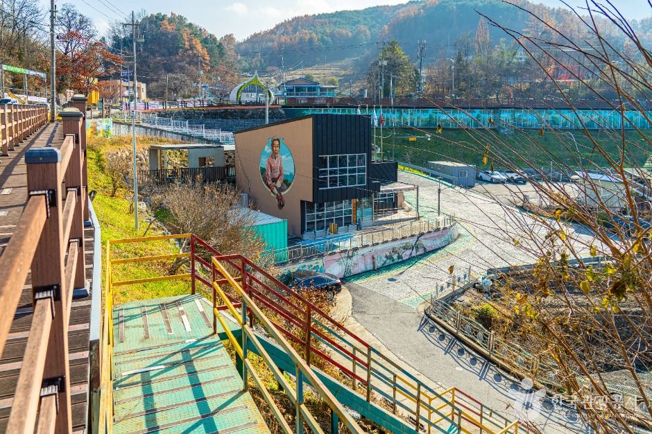 단성벽화마을의 알록달록한 계단과 벽화 포토존입니다.