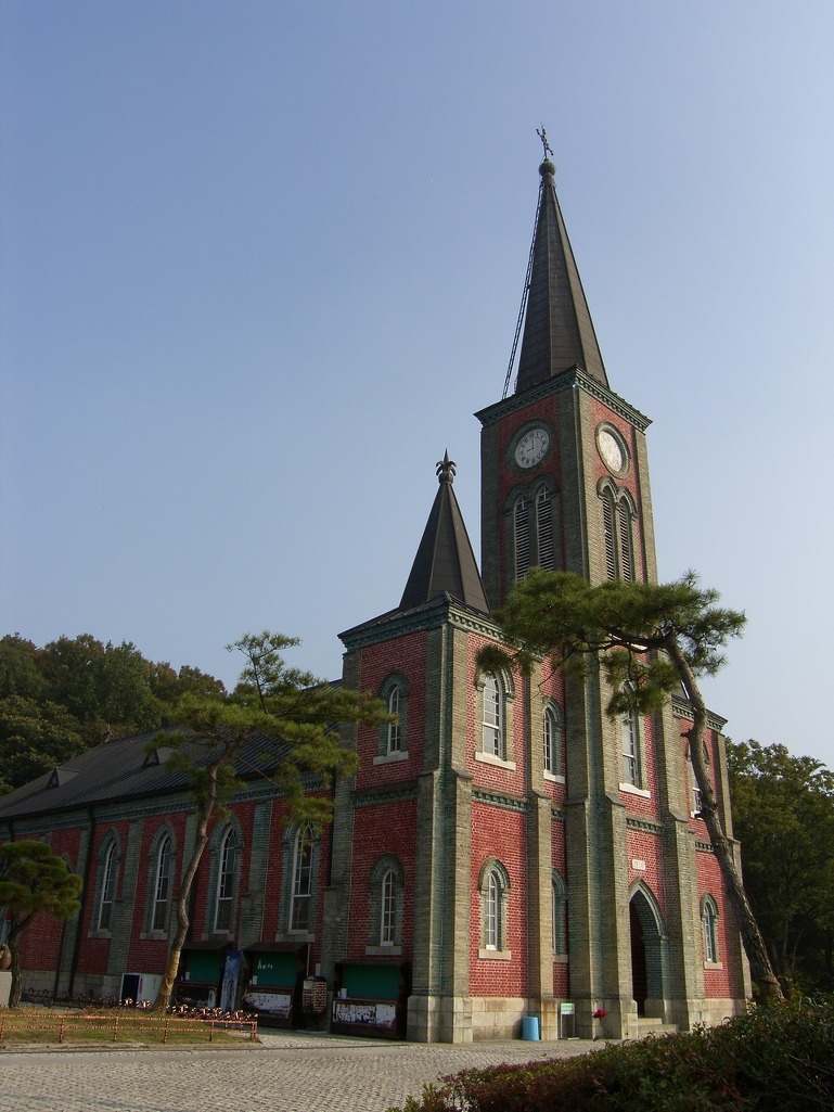 감곡본당의 옛 신앙 자료와 문서류를 소개하는 전시 사진입니다.