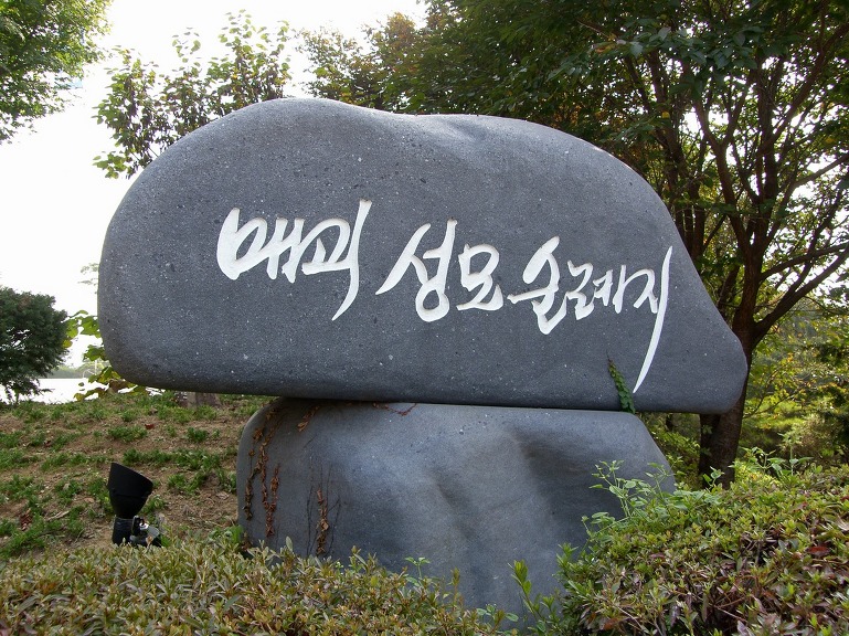 감곡성당 주변 순례지와 마을 공간을 함께 살펴볼 수 있는 모습입니다.