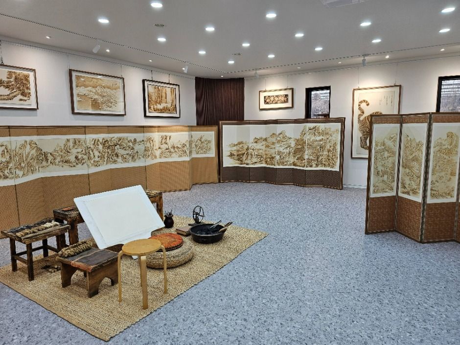 Boeun’s Cheongmok Gallery, Painted with the Flame of a Soldering Iron