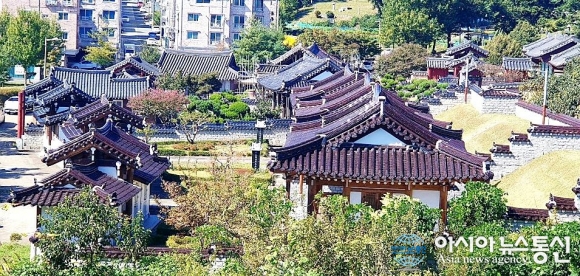 황강서원 건물 배치와 전통 지붕을 살펴볼 수 있는 모습입니다.