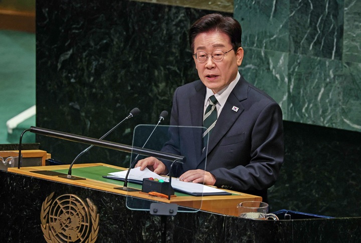 동문예술거리의 오래된 상가와 문화 공간을 담은 사진입니다.