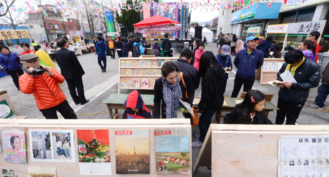 동문예술거리 조성 당시의 거리와 건물을 보여주는 사진입니다.