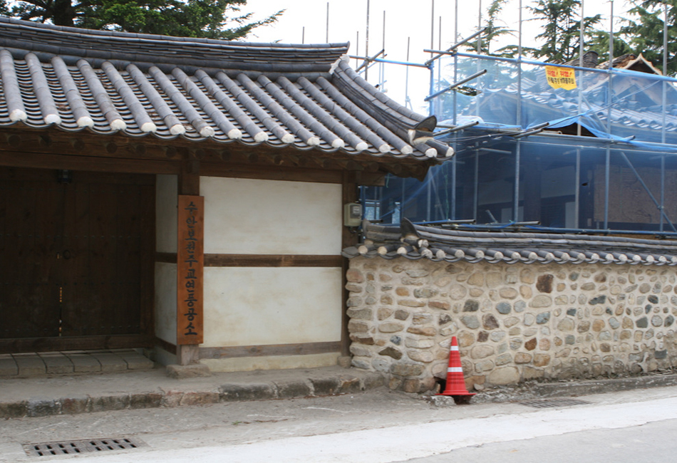 연풍향청의 목조 구조와 팔작지붕을 보여 주는 사진입니다.