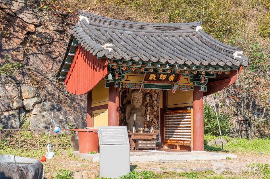 덕주사 약사여래입상의 전신과 대좌를 살펴볼 수 있는 사진입니다.