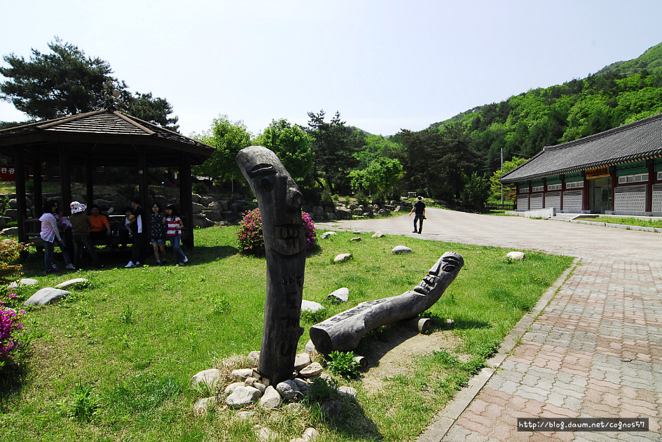 방곡 도예촌에서 제작된 도자기 작품을 가까이 보여주는 사진입니다.