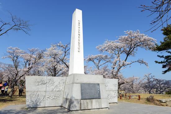 선진리성 안에 세워진 이충무공 사천해전 기념탑입니다.