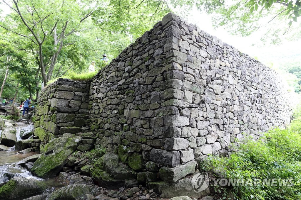 남창계곡 탐방의 목적지인 입암산성의 모습입니다.
