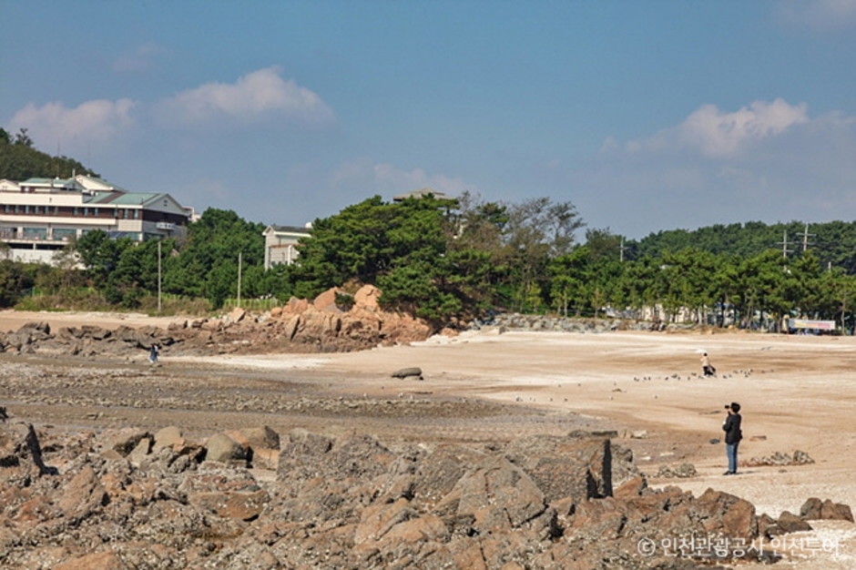 선녀바위해변 주변의 해안과 모래사장 모습입니다.