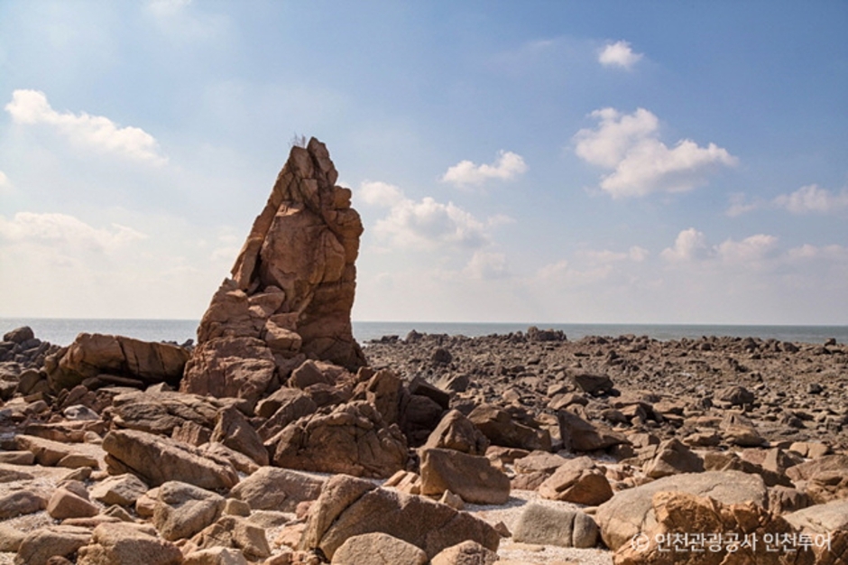 해질 무렵 선녀바위의 실루엣을 감상할 수 있는 해안 풍경입니다.