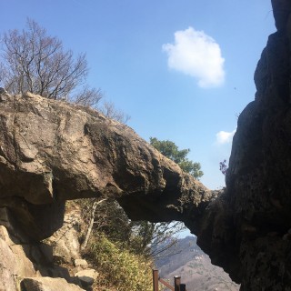 만일재와 두륜산 능선의 구름다리 풍경입니다.
