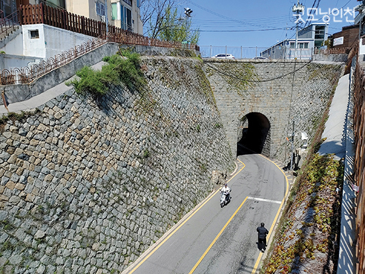 인천 홍예문, 1908년 돌문을 통과하는 개항장 길