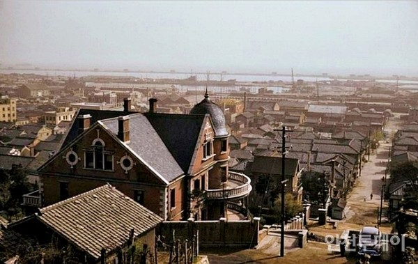 홍예문 주변 계단과 근대 개항장 경관을 보여주는 사진입니다.
