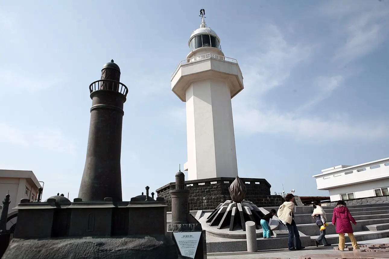 마라도의 해안과 등대 주변 풍경을 담은 사진입니다.