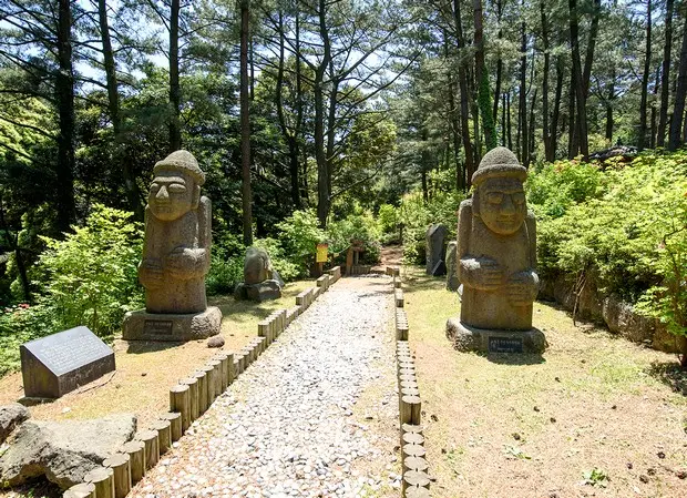 산책길에서 출입이 제한된 방선문 계곡 방향을 바라보는 모습입니다.